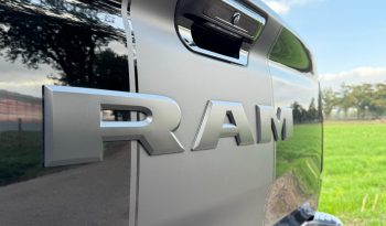 DODGE RAM 1500 5.7L HEMI 4X4 401PK * LARAMIE * SPORT * BLACK-OPPS * EXTREEM DIK * UNIEK * 4 INCH VERHOOGD * VERBREED * DIAMONDBACK COVER * 22 INCH 4 – PLAY * MICKEY THOMPSON * MBRP UITLAATSYSTEEM * GETINTE RUITEN * THE BEAST * WIDE BODY * vol