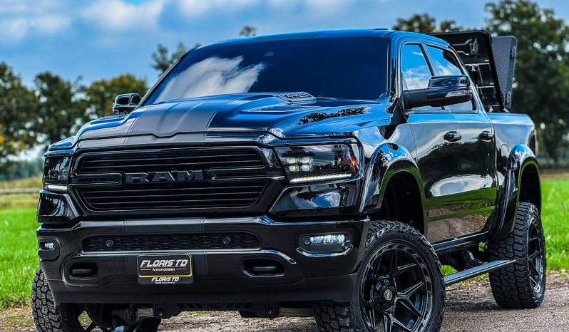 DODGE RAM 1500 5.7L HEMI 4X4 401PK * LARAMIE * SPORT * BLACK-OPPS * EXTREEM DIK * UNIEK * 4 INCH VERHOOGD * VERBREED * DIAMONDBACK COVER * 22 INCH 4 – PLAY * MICKEY THOMPSON * MBRP UITLAATSYSTEEM * GETINTE RUITEN * THE BEAST * WIDE BODY * vol