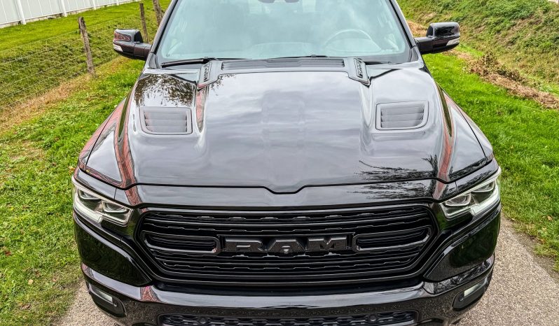 DODGE RAM 1500 5.7L V8 HEMI 4X4 401PK * LIMITED EDITION * BLACK-OPPS * WIDE BODY * BOM VOL * CARBON * LUCHTVERING * 22 INCH 4-PLAY * BACKFLIP * NIEUWSTAAT * vol