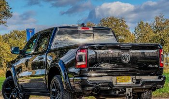 DODGE RAM 1500 5.7L HEMI V8 4X4 * SPORT * BLACK-OPPS * FULL OPTION * WIDE BODY * 22 INCH SPORTVELGEN * ELEKTRISCHE TREEPLANKEN * PERFORMANCE UITLAAT * AFSTAND START * PRINS LPG * NETTE STAAT * vol