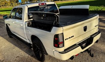 DODGE RAM 1500 5.7L HEMI V8 4X4 401PK * SPORT * RAMBOX * NIEUWSTAAT * 1E EIGENAAR * BLACK-OPPS PAKKET * PERFORMANCE UITLAATSYSTEEM * SRT GRIL * FULL OPTION * WEINIG KM 77.000 KM * vol
