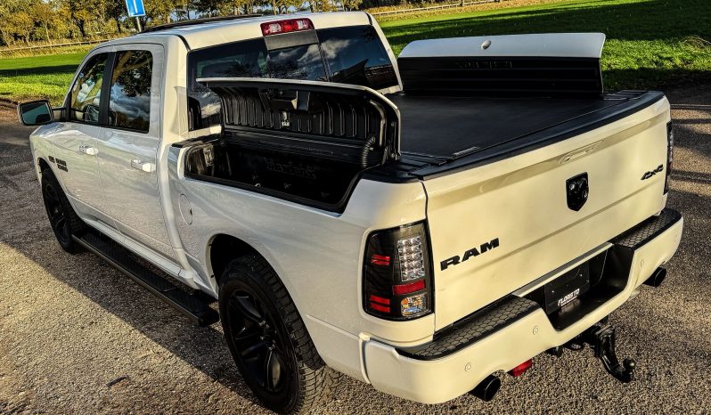 DODGE RAM 1500 5.7L HEMI V8 4X4 401PK * SPORT * RAMBOX * NIEUWSTAAT * 1E EIGENAAR * BLACK-OPPS PAKKET * PERFORMANCE UITLAATSYSTEEM * SRT GRIL * FULL OPTION * WEINIG KM 77.000 KM * vol