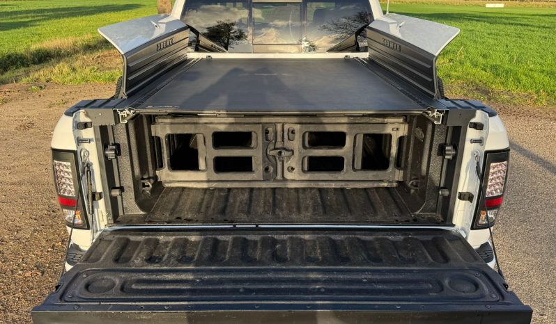 DODGE RAM 1500 5.7L HEMI V8 4X4 401PK * SPORT * RAMBOX * NIEUWSTAAT * 1E EIGENAAR * BLACK-OPPS PAKKET * PERFORMANCE UITLAATSYSTEEM * SRT GRIL * FULL OPTION * WEINIG KM 77.000 KM * vol