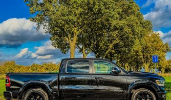 DODGE RAM 1500 5.7L HEMI V8 4X4 * SPORT * BLACK-OPPS * FULL OPTION * WIDE BODY * 22 INCH SPORTVELGEN * ELEKTRISCHE TREEPLANKEN * PERFORMANCE UITLAAT * AFSTAND START * PRINS LPG * NETTE STAAT * vol