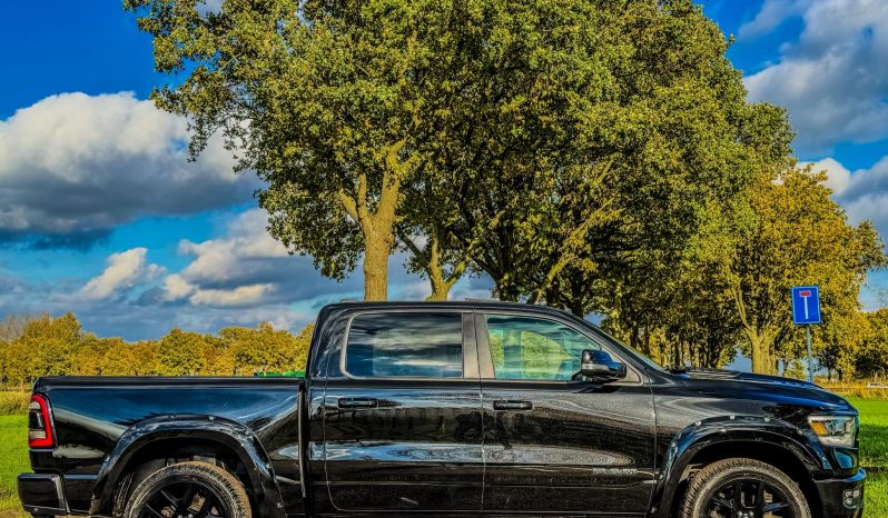 DODGE RAM 1500 5.7L HEMI V8 4X4 * SPORT * BLACK-OPPS * FULL OPTION * WIDE BODY * 22 INCH SPORTVELGEN * ELEKTRISCHE TREEPLANKEN * PERFORMANCE UITLAAT * AFSTAND START * PRINS LPG * NETTE STAAT * vol