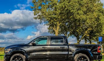DODGE RAM 1500 5.7L HEMI V8 4X4 * SPORT * BLACK-OPPS * FULL OPTION * WIDE BODY * 22 INCH SPORTVELGEN * ELEKTRISCHE TREEPLANKEN * PERFORMANCE UITLAAT * AFSTAND START * PRINS LPG * NETTE STAAT * vol