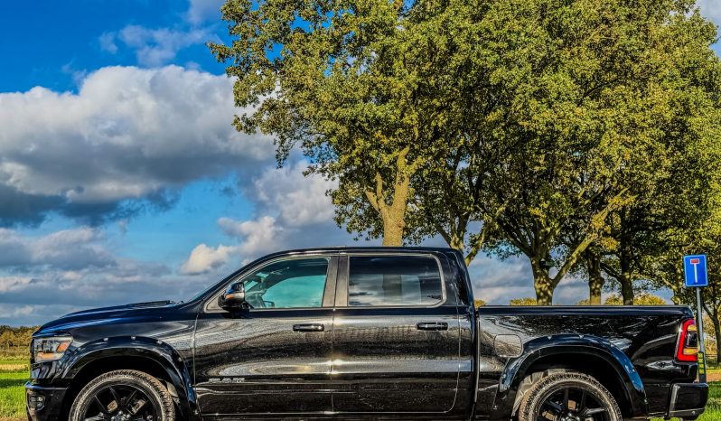DODGE RAM 1500 5.7L HEMI V8 4X4 * SPORT * BLACK-OPPS * FULL OPTION * WIDE BODY * 22 INCH SPORTVELGEN * ELEKTRISCHE TREEPLANKEN * PERFORMANCE UITLAAT * AFSTAND START * PRINS LPG * NETTE STAAT * vol