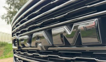 DODGE RAM 1500 5.7L V8 HEMI 4X4 401PK * LIMITED EDITION * BLACK-OPPS * WIDE BODY * BOM VOL * CARBON * LUCHTVERING * 22 INCH 4-PLAY * BACKFLIP * NIEUWSTAAT * vol