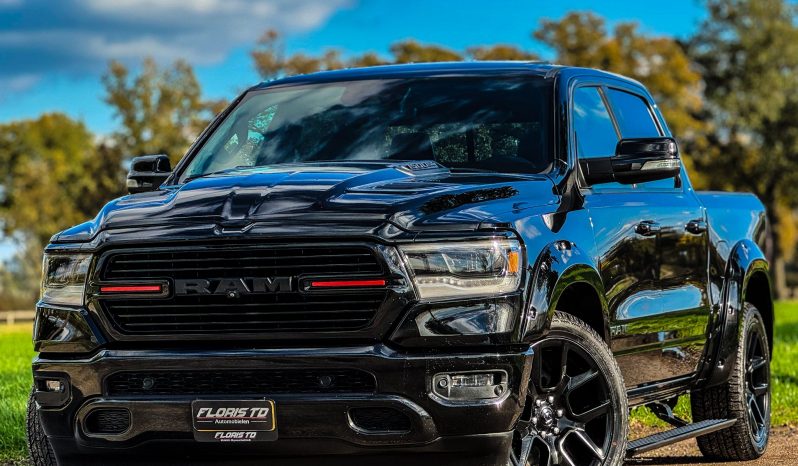 DODGE RAM 1500 5.7L HEMI V8 4X4 * SPORT * BLACK-OPPS * FULL OPTION * WIDE BODY * 22 INCH SPORTVELGEN * ELEKTRISCHE TREEPLANKEN * PERFORMANCE UITLAAT * AFSTAND START * PRINS LPG * NETTE STAAT * vol