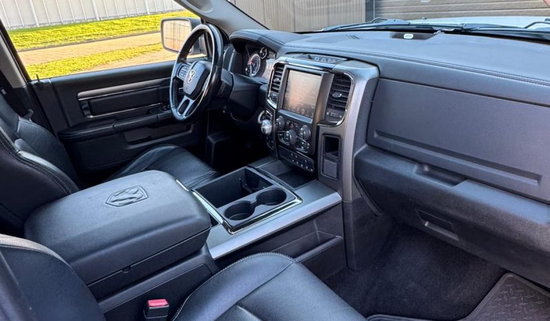 DODGE RAM 1500 5.7L HEMI V8 4X4 401PK * SPORT * RAMBOX * NIEUWSTAAT * 1E EIGENAAR * BLACK-OPPS PAKKET * PERFORMANCE UITLAATSYSTEEM * SRT GRIL * FULL OPTION * WEINIG KM 77.000 KM * vol