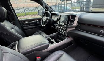 DODGE RAM 1500 5.7L HEMI 4X4 401PK V8 * BIGHORN * WIDE BODY * BLACK-OPPS * BOM VOL * HELEMAAL DIK * 22 INCH 4 – PLAY LICHTMETALEN SPORTVELGEN * PPF SMOKE ROND OM * PERFORMANCE OPEN UITLAATSYSTEEM * CUSTOM SFEER VERLICHTING INTERIEUR * vol