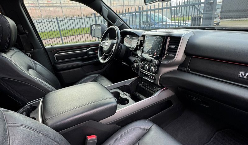 DODGE RAM 1500 5.7L HEMI 4X4 401PK V8 * BIGHORN * WIDE BODY * BLACK-OPPS * BOM VOL * HELEMAAL DIK * 22 INCH 4 – PLAY LICHTMETALEN SPORTVELGEN * PPF SMOKE ROND OM * PERFORMANCE OPEN UITLAATSYSTEEM * CUSTOM SFEER VERLICHTING INTERIEUR * vol
