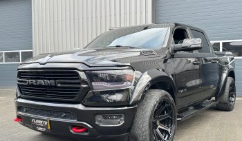 DODGE RAM 1500 5.7L HEMI 4X4 401PK V8 * BIGHORN * WIDE BODY * BLACK-OPPS * BOM VOL * HELEMAAL DIK * 22 INCH 4 – PLAY LICHTMETALEN SPORTVELGEN * PPF SMOKE ROND OM * PERFORMANCE OPEN UITLAATSYSTEEM * CUSTOM SFEER VERLICHTING INTERIEUR * vol