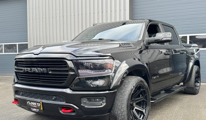 DODGE RAM 1500 5.7L HEMI 4X4 401PK V8 * BIGHORN * WIDE BODY * BLACK-OPPS * BOM VOL * HELEMAAL DIK * 22 INCH 4 – PLAY LICHTMETALEN SPORTVELGEN * PPF SMOKE ROND OM * PERFORMANCE OPEN UITLAATSYSTEEM * CUSTOM SFEER VERLICHTING INTERIEUR * vol