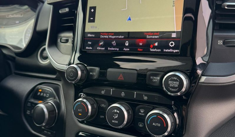 DODGE RAM 1500 5.7L HEMI 4X4 401PK V8 * BIGHORN * WIDE BODY * BLACK-OPPS * BOM VOL * HELEMAAL DIK * 22 INCH 4 – PLAY LICHTMETALEN SPORTVELGEN * PPF SMOKE ROND OM * PERFORMANCE OPEN UITLAATSYSTEEM * CUSTOM SFEER VERLICHTING INTERIEUR * vol