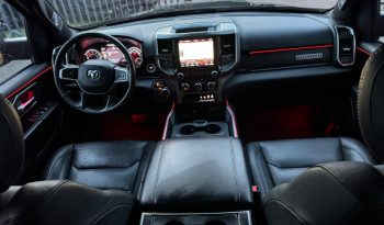 DODGE RAM 1500 5.7L HEMI 4X4 401PK V8 * BIGHORN * WIDE BODY * BLACK-OPPS * BOM VOL * HELEMAAL DIK * 22 INCH 4 – PLAY LICHTMETALEN SPORTVELGEN * PPF SMOKE ROND OM * PERFORMANCE OPEN UITLAATSYSTEEM * CUSTOM SFEER VERLICHTING INTERIEUR * vol