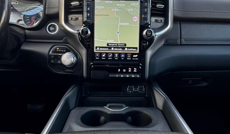 DODGE RAM 1500 5.7L HEMI V8 4X4 401PK * LARAMIE * SPORT * WIDE BODY * INCL GOED GEKEURDE HUIF * PERFORMANCE OPEN UITLAATSYSTEEM MET AFSTANDSBEDIENING * 22 INCH SPORTVELGEN * FULL OPTION * PANORAMADAK * TREKHAAK 3500 KG * vol