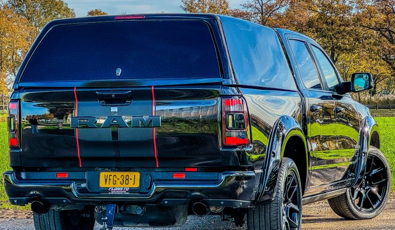 DODGE RAM 1500 5.7L HEMI V8 4X4 401PK * LARAMIE * SPORT * WIDE BODY * INCL GOED GEKEURDE HUIF * PERFORMANCE OPEN UITLAATSYSTEEM MET AFSTANDSBEDIENING * 22 INCH SPORTVELGEN * FULL OPTION * PANORAMADAK * TREKHAAK 3500 KG * vol