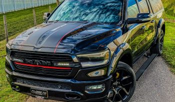 DODGE RAM 1500 5.7L HEMI V8 4X4 401PK * LARAMIE * SPORT * WIDE BODY * INCL GOED GEKEURDE HUIF * PERFORMANCE OPEN UITLAATSYSTEEM MET AFSTANDSBEDIENING * 22 INCH SPORTVELGEN * FULL OPTION * PANORAMADAK * TREKHAAK 3500 KG * vol