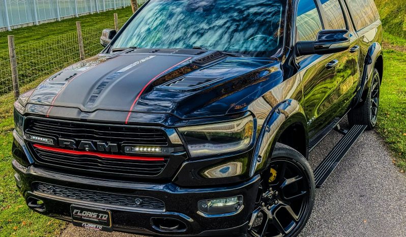 DODGE RAM 1500 5.7L HEMI V8 4X4 401PK * LARAMIE * SPORT * WIDE BODY * INCL GOED GEKEURDE HUIF * PERFORMANCE OPEN UITLAATSYSTEEM MET AFSTANDSBEDIENING * 22 INCH SPORTVELGEN * FULL OPTION * PANORAMADAK * TREKHAAK 3500 KG * vol