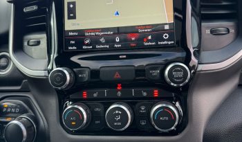 DODGE RAM 1500 5.7L HEMI 4X4 401PK V8 * BIGHORN * WIDE BODY * BLACK-OPPS * BOM VOL * HELEMAAL DIK * 22 INCH 4 – PLAY LICHTMETALEN SPORTVELGEN * PPF SMOKE ROND OM * PERFORMANCE OPEN UITLAATSYSTEEM * CUSTOM SFEER VERLICHTING INTERIEUR * vol