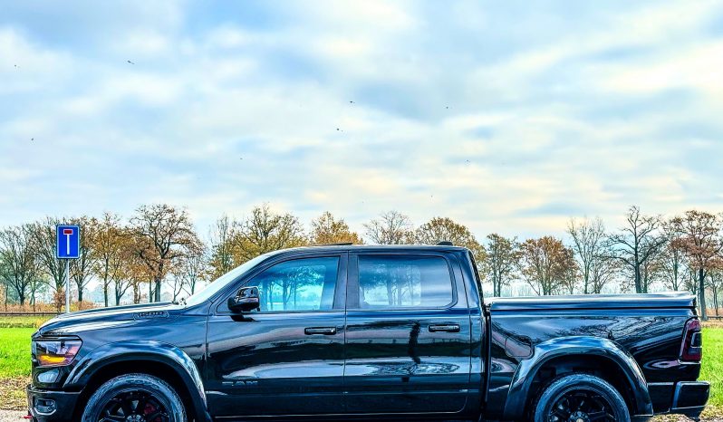 DODGE RAM 1500 5.7L HEMI 4X4 401PK V8 * BIGHORN * WIDE BODY * BLACK-OPPS * BOM VOL * HELEMAAL DIK * 22 INCH 4 – PLAY LICHTMETALEN SPORTVELGEN * PPF SMOKE ROND OM * PERFORMANCE OPEN UITLAATSYSTEEM * CUSTOM SFEER VERLICHTING INTERIEUR * vol