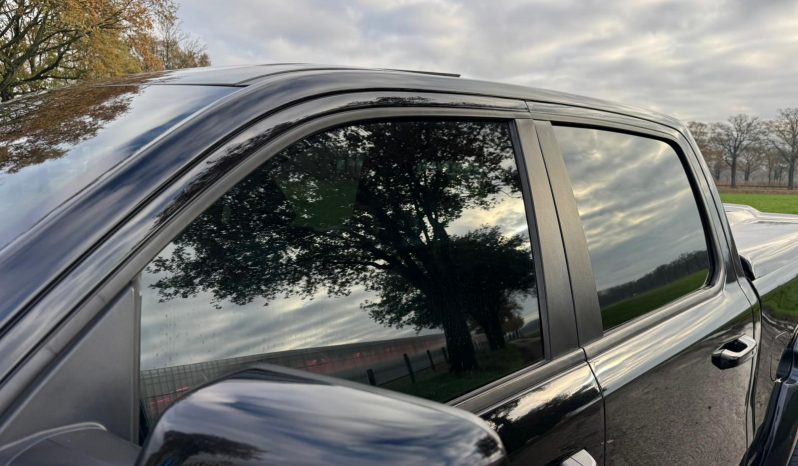 DODGE RAM 1500 5.7L HEMI 4X4 401PK V8 * BIGHORN * WIDE BODY * BLACK-OPPS * BOM VOL * HELEMAAL DIK * 22 INCH 4 – PLAY LICHTMETALEN SPORTVELGEN * PPF SMOKE ROND OM * PERFORMANCE OPEN UITLAATSYSTEEM * CUSTOM SFEER VERLICHTING INTERIEUR * vol