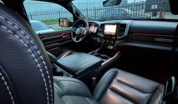 DODGE RAM 1500 5.7L HEMI 4X4 401PK V8 * BIGHORN * WIDE BODY * BLACK-OPPS * BOM VOL * HELEMAAL DIK * 22 INCH 4 – PLAY LICHTMETALEN SPORTVELGEN * PPF SMOKE ROND OM * PERFORMANCE OPEN UITLAATSYSTEEM * CUSTOM SFEER VERLICHTING INTERIEUR * vol