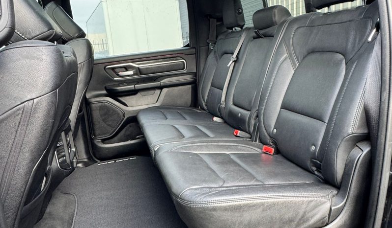 DODGE RAM 1500 5.7L HEMI 4X4 401PK V8 * BIGHORN * WIDE BODY * BLACK-OPPS * BOM VOL * HELEMAAL DIK * 22 INCH 4 – PLAY LICHTMETALEN SPORTVELGEN * PPF SMOKE ROND OM * PERFORMANCE OPEN UITLAATSYSTEEM * CUSTOM SFEER VERLICHTING INTERIEUR * vol