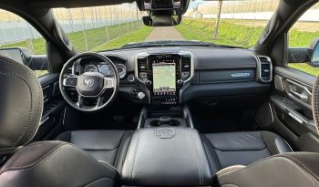 DODGE RAM 1500 5.7L HEMI V8 4X4 401PK * LARAMIE * SPORT * WIDE BODY * INCL GOED GEKEURDE HUIF * PERFORMANCE OPEN UITLAATSYSTEEM MET AFSTANDSBEDIENING * 22 INCH SPORTVELGEN * FULL OPTION * PANORAMADAK * TREKHAAK 3500 KG * vol