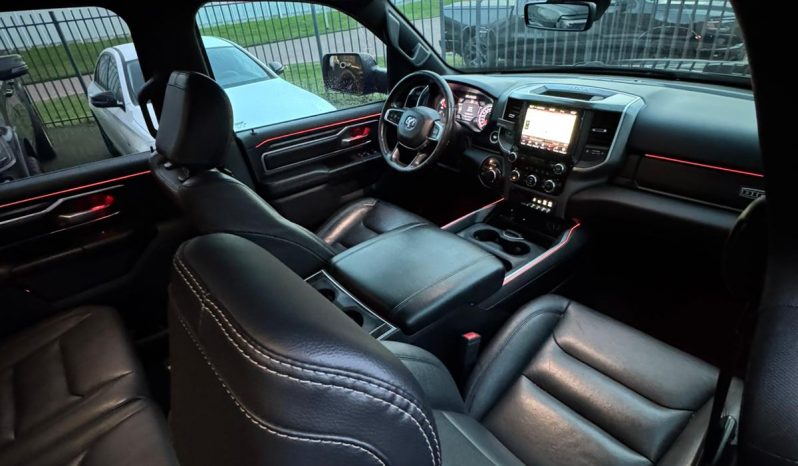 DODGE RAM 1500 5.7L HEMI 4X4 401PK V8 * BIGHORN * WIDE BODY * BLACK-OPPS * BOM VOL * HELEMAAL DIK * 22 INCH 4 – PLAY LICHTMETALEN SPORTVELGEN * PPF SMOKE ROND OM * PERFORMANCE OPEN UITLAATSYSTEEM * CUSTOM SFEER VERLICHTING INTERIEUR * vol