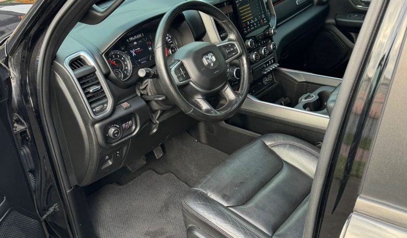 DODGE RAM 1500 5.7L HEMI 4X4 401PK V8 * BIGHORN * WIDE BODY * BLACK-OPPS * BOM VOL * HELEMAAL DIK * 22 INCH 4 – PLAY LICHTMETALEN SPORTVELGEN * PPF SMOKE ROND OM * PERFORMANCE OPEN UITLAATSYSTEEM * CUSTOM SFEER VERLICHTING INTERIEUR * vol