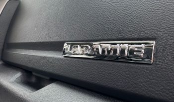 DODGE RAM 1500 5.7L HEMI V8 4X4 401PK * LARAMIE * BLACK-OPPS * BOM VOL * 22 INCH 4- PLAY * BUGSHIELD * 2019 FACELIFT * APPLE CARPLAY * SCHUIFKANTELDAK * PRINS LPG * SMOKE PPF VERLICHTING ROND OM * PRACHTIGE PICK-UP * vol