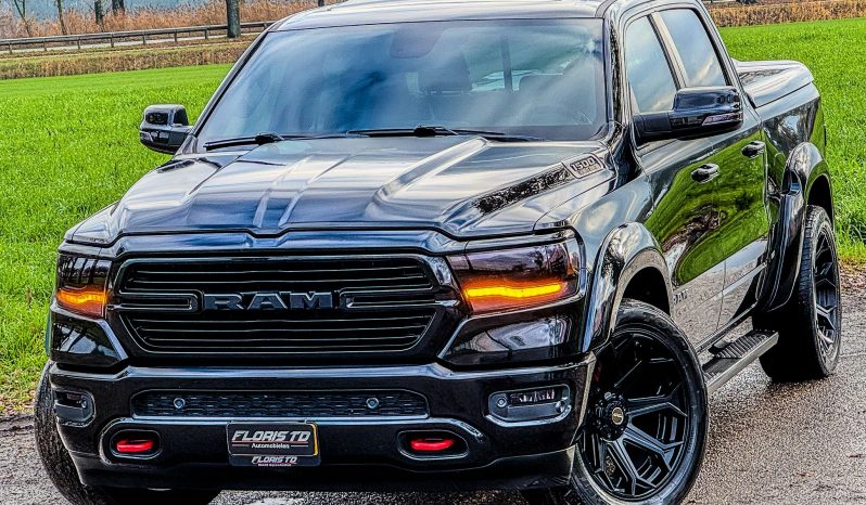 DODGE RAM 1500 5.7L HEMI 4X4 401PK V8 * BIGHORN * WIDE BODY * BLACK-OPPS * BOM VOL * HELEMAAL DIK * 22 INCH 4 – PLAY LICHTMETALEN SPORTVELGEN * PPF SMOKE ROND OM * PERFORMANCE OPEN UITLAATSYSTEEM * CUSTOM SFEER VERLICHTING INTERIEUR * vol