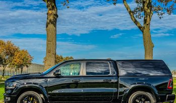 DODGE RAM 1500 5.7L HEMI V8 4X4 401PK * LARAMIE * SPORT * WIDE BODY * INCL GOED GEKEURDE HUIF * PERFORMANCE OPEN UITLAATSYSTEEM MET AFSTANDSBEDIENING * 22 INCH SPORTVELGEN * FULL OPTION * PANORAMADAK * TREKHAAK 3500 KG * vol