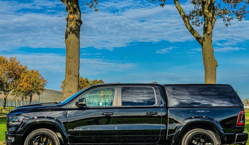 DODGE RAM 1500 5.7L HEMI V8 4X4 401PK * LARAMIE * SPORT * WIDE BODY * INCL GOED GEKEURDE HUIF * PERFORMANCE OPEN UITLAATSYSTEEM MET AFSTANDSBEDIENING * 22 INCH SPORTVELGEN * FULL OPTION * PANORAMADAK * TREKHAAK 3500 KG * vol