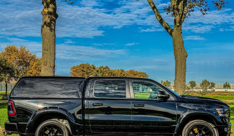 DODGE RAM 1500 5.7L HEMI V8 4X4 401PK * LARAMIE * SPORT * WIDE BODY * INCL GOED GEKEURDE HUIF * PERFORMANCE OPEN UITLAATSYSTEEM MET AFSTANDSBEDIENING * 22 INCH SPORTVELGEN * FULL OPTION * PANORAMADAK * TREKHAAK 3500 KG * vol