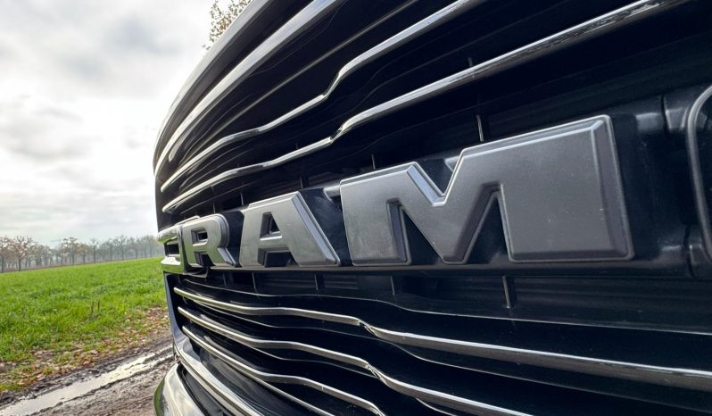DODGE RAM 1500 5.7L HEMI 4X4 401PK V8 * BIGHORN * WIDE BODY * BLACK-OPPS * BOM VOL * HELEMAAL DIK * 22 INCH 4 – PLAY LICHTMETALEN SPORTVELGEN * PPF SMOKE ROND OM * PERFORMANCE OPEN UITLAATSYSTEEM * CUSTOM SFEER VERLICHTING INTERIEUR * vol