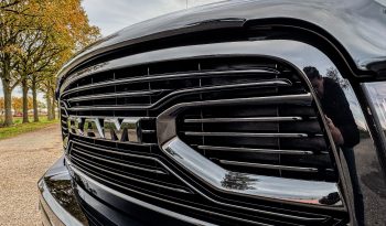 DODGE RAM 1500 5.7L HEMI V8 4X4 401PK * LARAMIE * BLACK-OPPS * BOM VOL * 22 INCH 4- PLAY * BUGSHIELD * 2019 FACELIFT * APPLE CARPLAY * SCHUIFKANTELDAK * PRINS LPG * SMOKE PPF VERLICHTING ROND OM * PRACHTIGE PICK-UP * vol