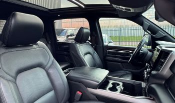DODGE RAM 1500 5.7L HEMI 4X4 401PK V8 * BIGHORN * WIDE BODY * BLACK-OPPS * BOM VOL * HELEMAAL DIK * 22 INCH 4 – PLAY LICHTMETALEN SPORTVELGEN * PPF SMOKE ROND OM * PERFORMANCE OPEN UITLAATSYSTEEM * CUSTOM SFEER VERLICHTING INTERIEUR * vol
