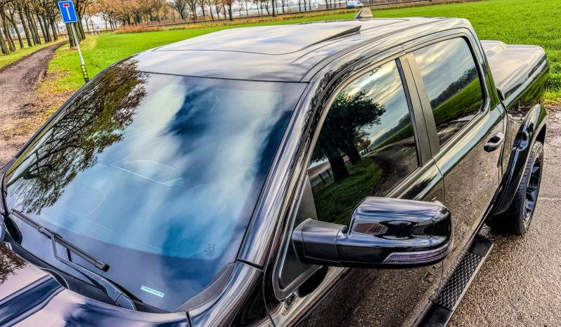 DODGE RAM 1500 5.7L HEMI 4X4 401PK V8 * BIGHORN * WIDE BODY * BLACK-OPPS * BOM VOL * HELEMAAL DIK * 22 INCH 4 – PLAY LICHTMETALEN SPORTVELGEN * PPF SMOKE ROND OM * PERFORMANCE OPEN UITLAATSYSTEEM * CUSTOM SFEER VERLICHTING INTERIEUR * vol