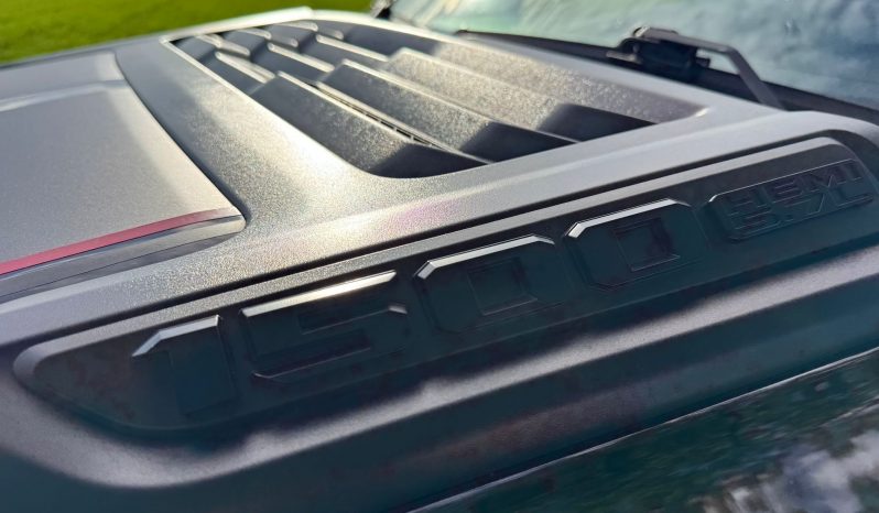 DODGE RAM 1500 5.7L HEMI V8 4X4 401PK * LARAMIE * SPORT * WIDE BODY * INCL GOED GEKEURDE HUIF * PERFORMANCE OPEN UITLAATSYSTEEM MET AFSTANDSBEDIENING * 22 INCH SPORTVELGEN * FULL OPTION * PANORAMADAK * TREKHAAK 3500 KG * vol