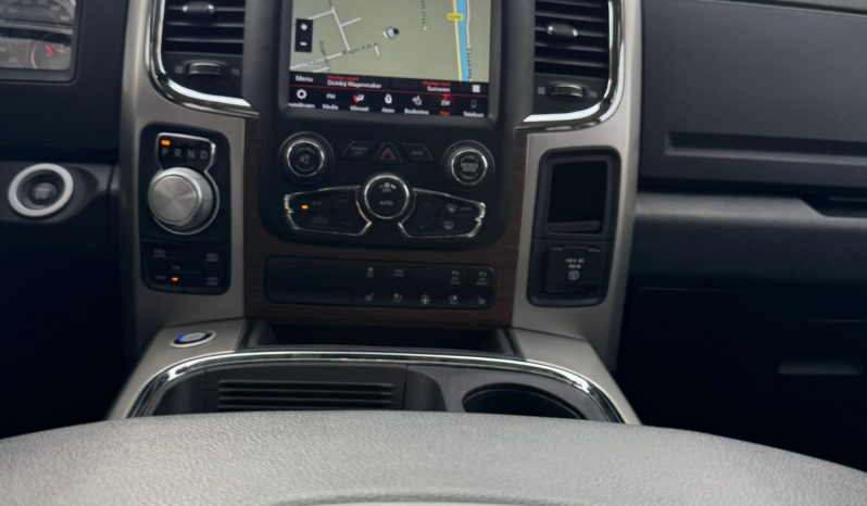 DODGE RAM 1500 5.7L HEMI V8 4X4 401PK * LARAMIE * BLACK-OPPS * BOM VOL * 22 INCH 4- PLAY * BUGSHIELD * 2019 FACELIFT * APPLE CARPLAY * SCHUIFKANTELDAK * PRINS LPG * SMOKE PPF VERLICHTING ROND OM * PRACHTIGE PICK-UP * vol