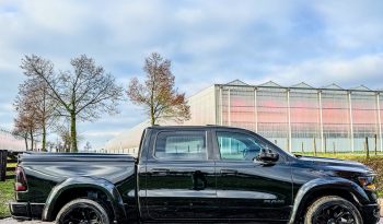 DODGE RAM 1500 5.7L HEMI 4X4 401PK V8 * BIGHORN * WIDE BODY * BLACK-OPPS * BOM VOL * HELEMAAL DIK * 22 INCH 4 – PLAY LICHTMETALEN SPORTVELGEN * PPF SMOKE ROND OM * PERFORMANCE OPEN UITLAATSYSTEEM * CUSTOM SFEER VERLICHTING INTERIEUR * vol