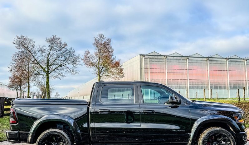 DODGE RAM 1500 5.7L HEMI 4X4 401PK V8 * BIGHORN * WIDE BODY * BLACK-OPPS * BOM VOL * HELEMAAL DIK * 22 INCH 4 – PLAY LICHTMETALEN SPORTVELGEN * PPF SMOKE ROND OM * PERFORMANCE OPEN UITLAATSYSTEEM * CUSTOM SFEER VERLICHTING INTERIEUR * vol