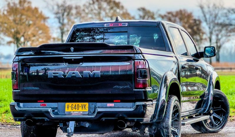 DODGE RAM 1500 5.7L HEMI 4X4 401PK V8 * BIGHORN * WIDE BODY * BLACK-OPPS * BOM VOL * HELEMAAL DIK * 22 INCH 4 – PLAY LICHTMETALEN SPORTVELGEN * PPF SMOKE ROND OM * PERFORMANCE OPEN UITLAATSYSTEEM * CUSTOM SFEER VERLICHTING INTERIEUR * vol