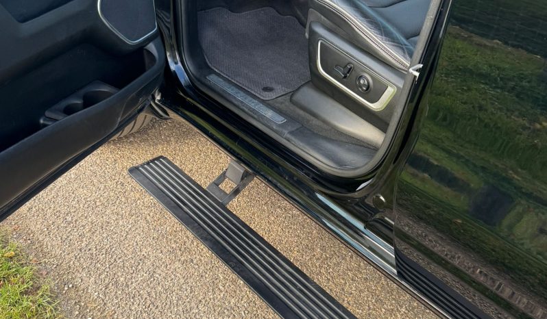 DODGE RAM 1500 5.7L HEMI V8 4X4 401PK * LARAMIE * SPORT * WIDE BODY * INCL GOED GEKEURDE HUIF * PERFORMANCE OPEN UITLAATSYSTEEM MET AFSTANDSBEDIENING * 22 INCH SPORTVELGEN * FULL OPTION * PANORAMADAK * TREKHAAK 3500 KG * vol