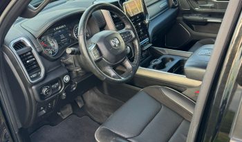 DODGE RAM 1500 5.7L HEMI V8 4X4 401PK * LARAMIE * SPORT * WIDE BODY * INCL GOED GEKEURDE HUIF * PERFORMANCE OPEN UITLAATSYSTEEM MET AFSTANDSBEDIENING * 22 INCH SPORTVELGEN * FULL OPTION * PANORAMADAK * TREKHAAK 3500 KG * vol