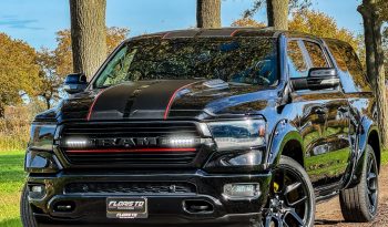 DODGE RAM 1500 5.7L HEMI V8 4X4 401PK * LARAMIE * SPORT * WIDE BODY * INCL GOED GEKEURDE HUIF * PERFORMANCE OPEN UITLAATSYSTEEM MET AFSTANDSBEDIENING * 22 INCH SPORTVELGEN * FULL OPTION * PANORAMADAK * TREKHAAK 3500 KG * vol