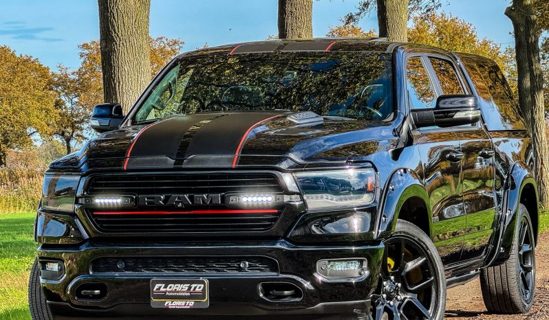 DODGE RAM 1500 5.7L HEMI V8 4X4 401PK * LARAMIE * SPORT * WIDE BODY * INCL GOED GEKEURDE HUIF * PERFORMANCE OPEN UITLAATSYSTEEM MET AFSTANDSBEDIENING * 22 INCH SPORTVELGEN * FULL OPTION * PANORAMADAK * TREKHAAK 3500 KG * vol